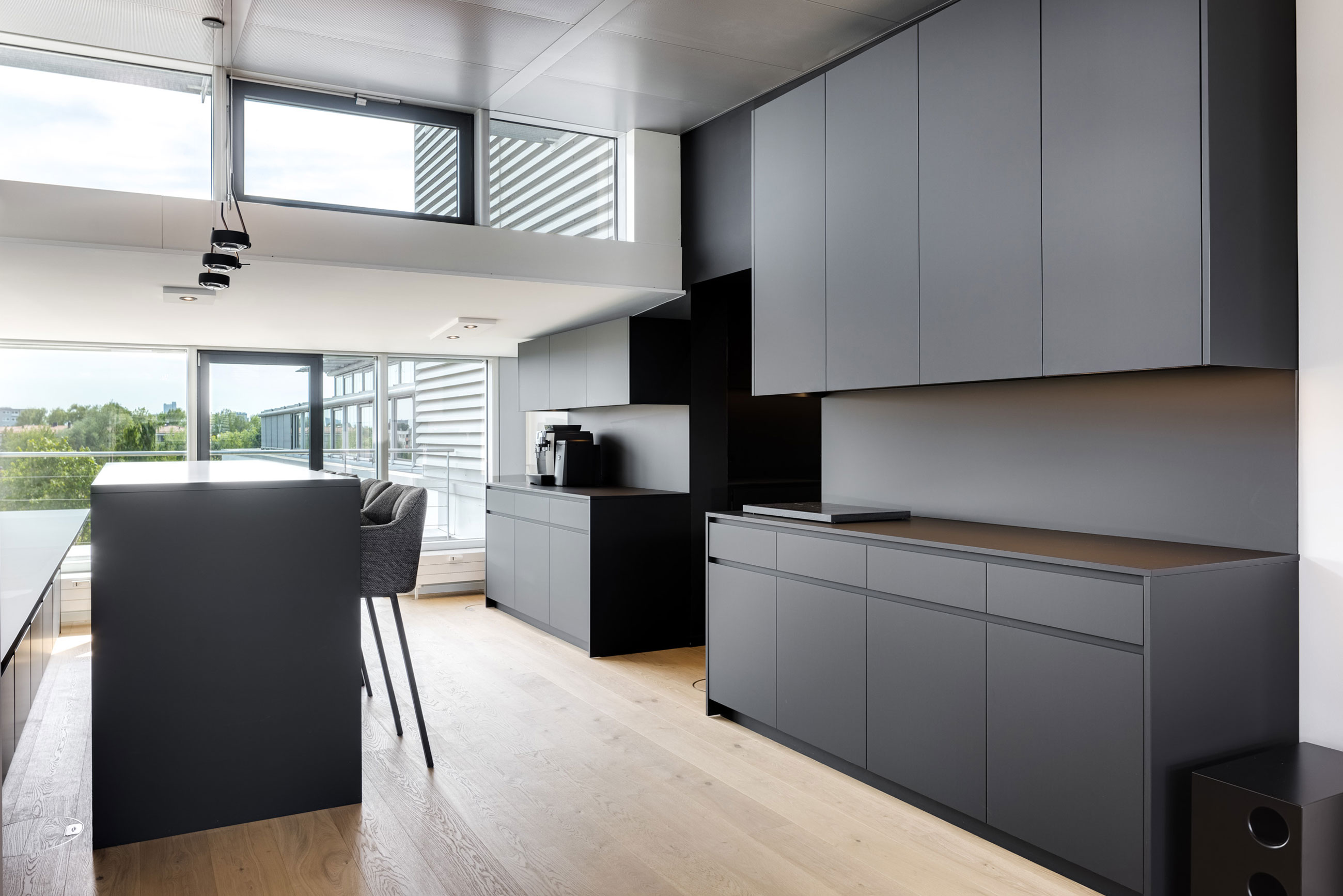 Büro Komplettausstattung mit edler mattschwarzer Oberfläche